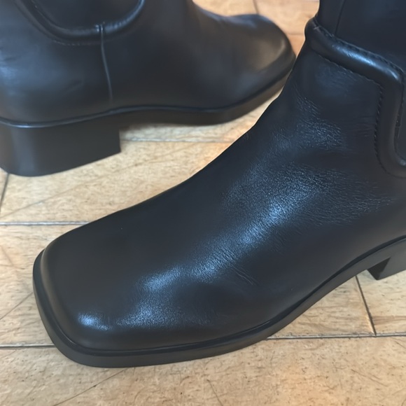 Gorgeous VINCE leather boots. - Picture 2 of 9